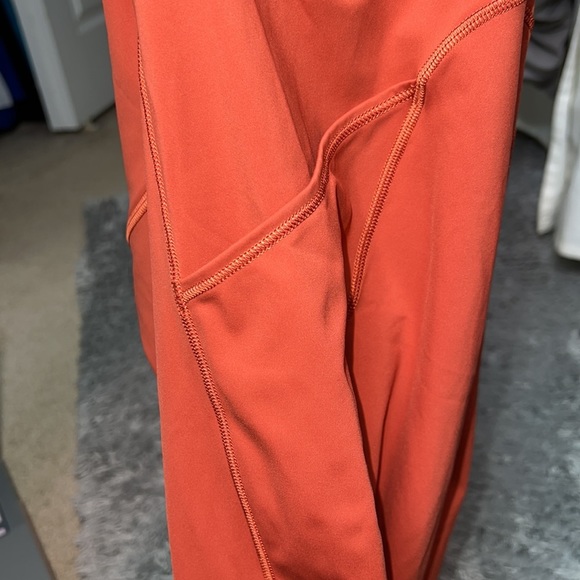 Lululemon Cropped Leggings W/Side Pockets Size 6 - Picture 4 of 9